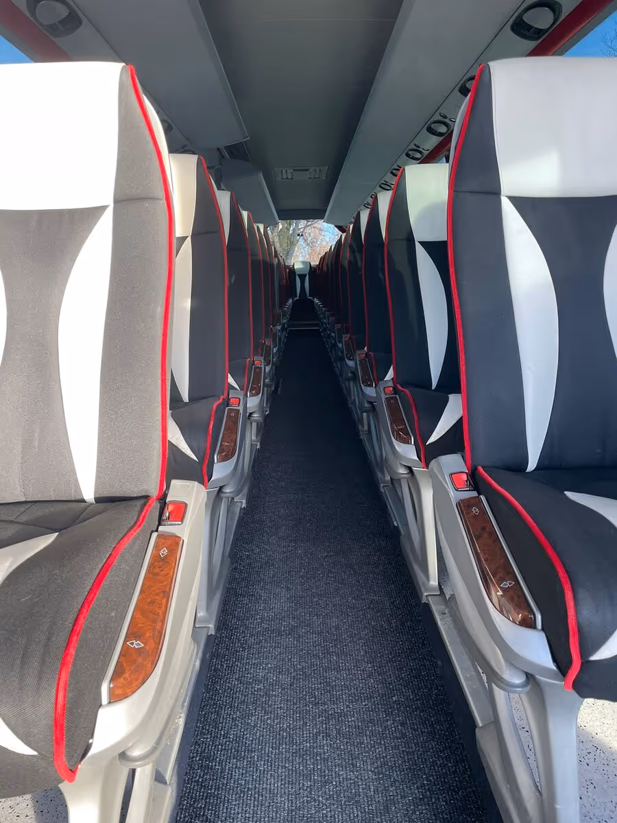 Die Sitze des Busses von innen.