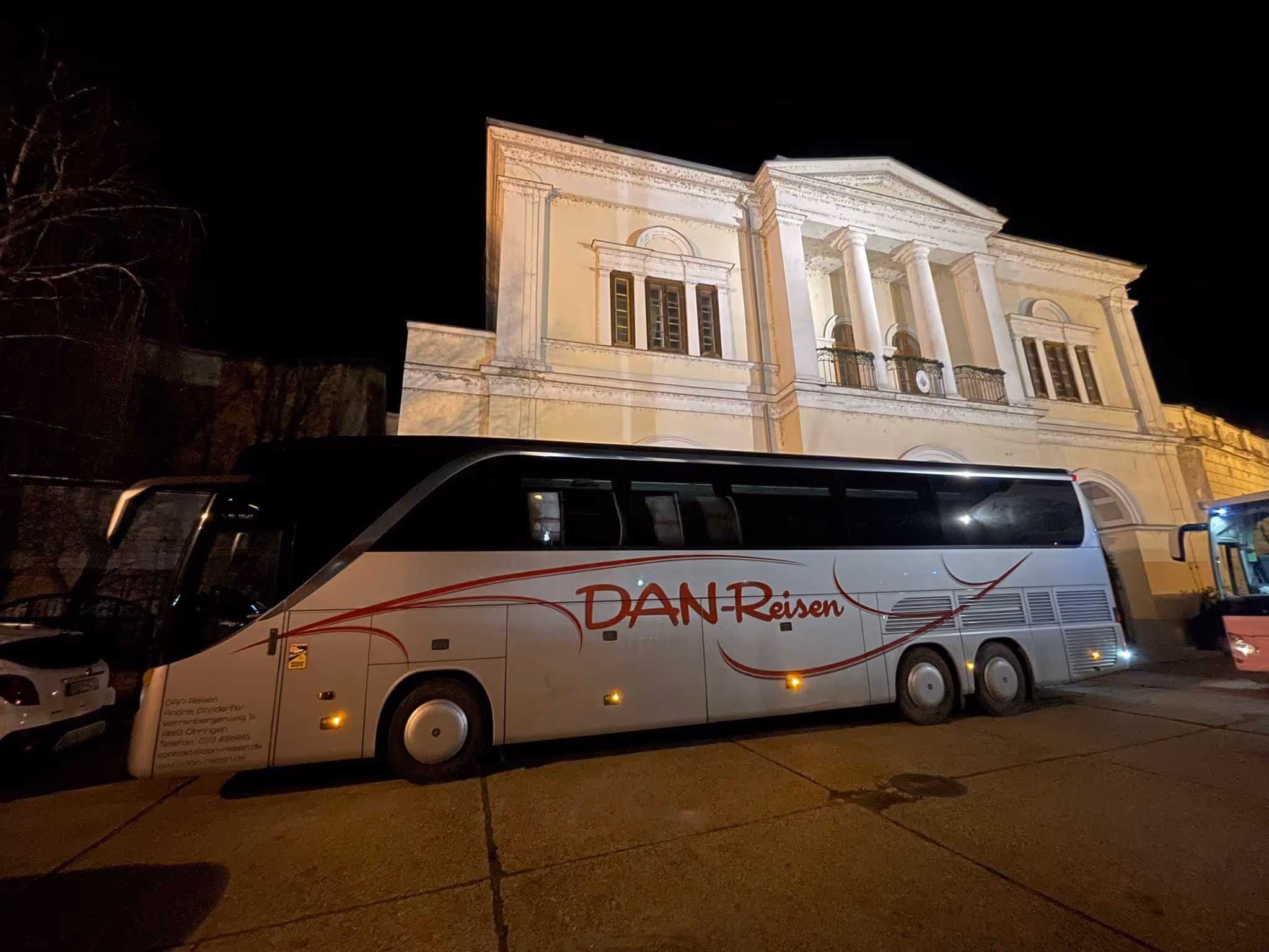 Bus bei Nacht von DAN-Reisen Öhringen