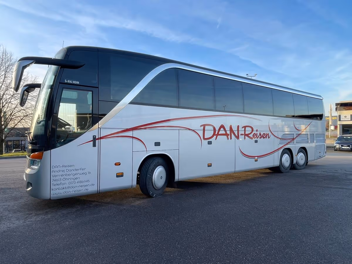 Bus von der Seite fotografiert von DAN-Reisen Öhringen