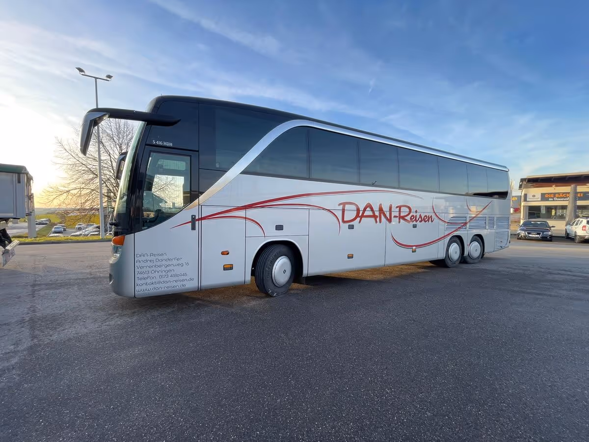 Bus von der Seite fotografiert von DAN-Reisen Öhringen