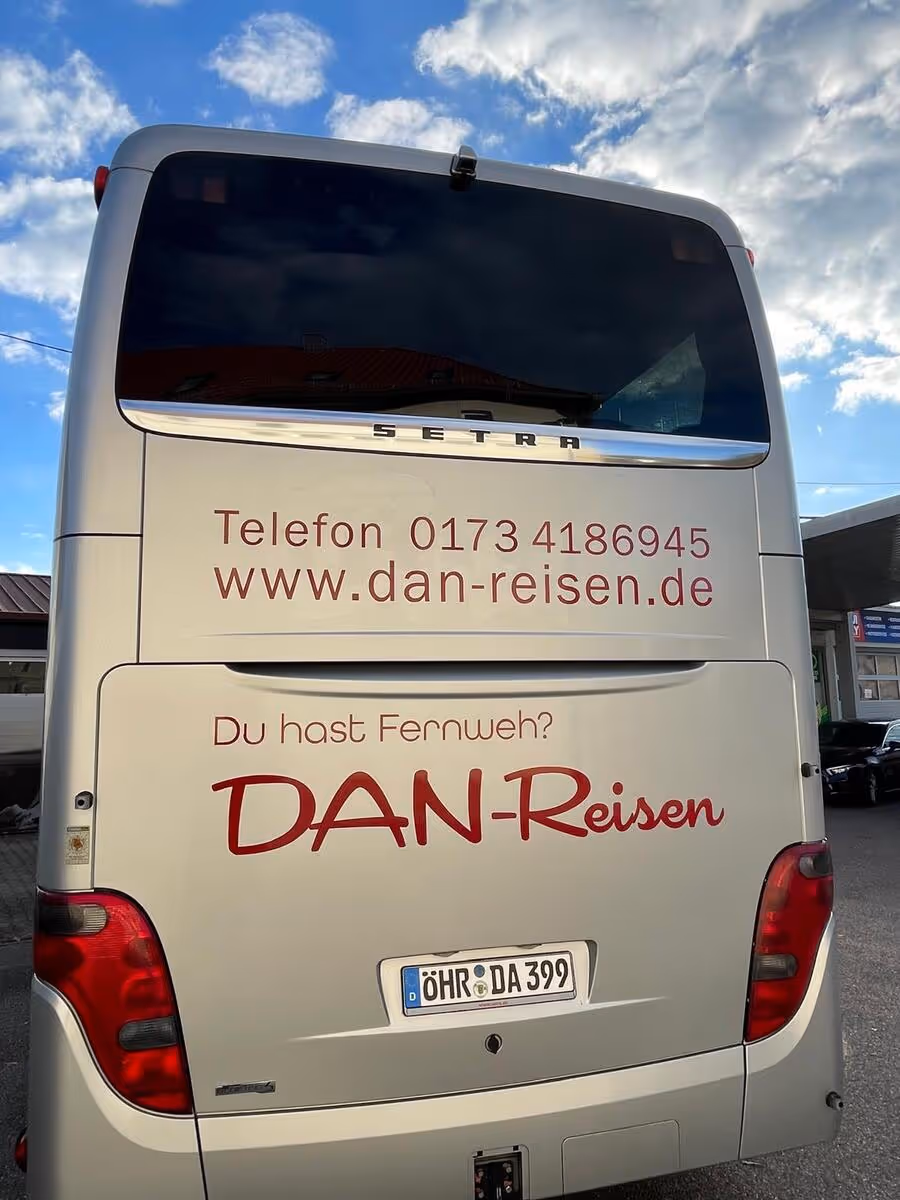 Bus von Hinten fotografiert von DAN-Reisen Öhringen