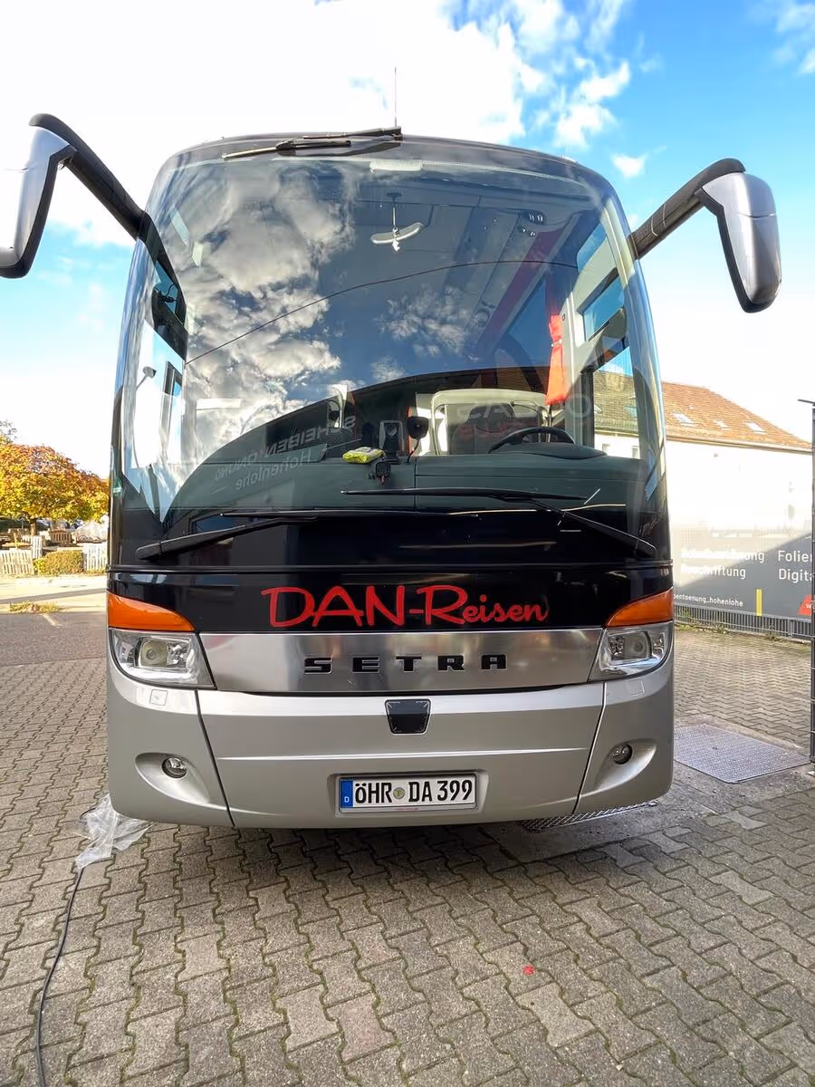 Bus von Vorne fotografiert von DAN-Reisen Öhringen